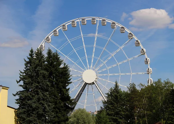 空の背景に遊園地の大観覧車 — ストック写真