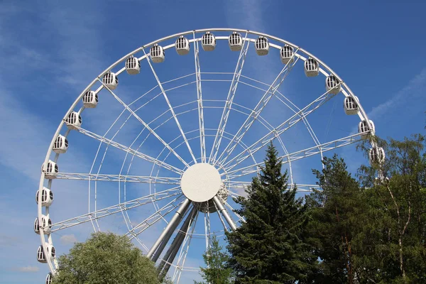 空の背景に遊園地の大観覧車 — ストック写真