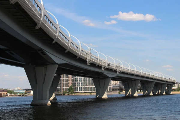 Stor Modern Bro Över Floden — Stockfoto