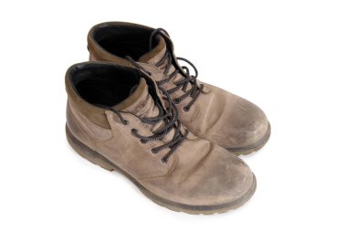 Beyaz arka planda eski deri ayakkabılar.