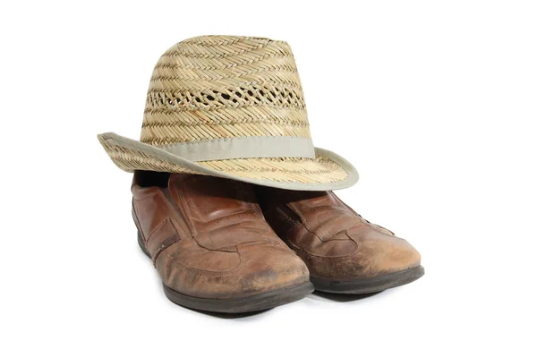 Zapatos Viejos Sombrero Paja Sobre Fondo Blanco — Foto de Stock