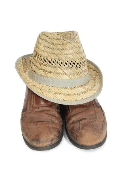 Zapatos Viejos Sombrero Paja Sobre Fondo Blanco — Foto de Stock