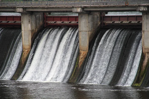 Вода Падает Высокой Плотины Гидроэлектростанции Реку — стоковое фото
