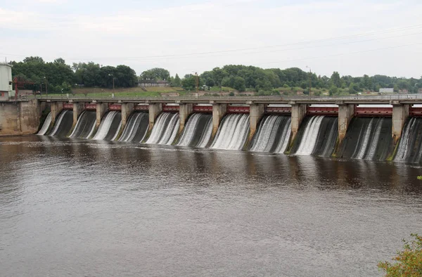 Eau Tombe Une Centrale Hydroélectrique Barrage Élevé Dans Rivière — Photo