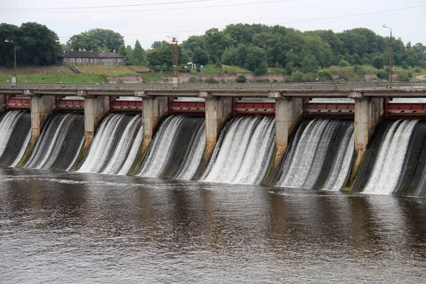 Wasser Fällt Von Einem Staudamm Den Fluss — Stockfoto