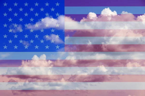 空と雲とアメリカの国旗 — ストック写真