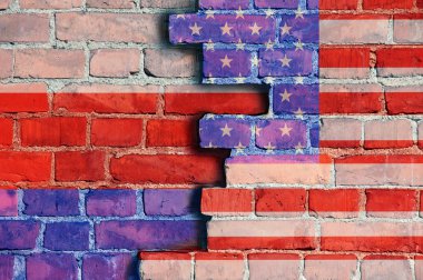 Rusya ve Amerika bayrakları tuğla duvar zemin üzerine boyalı