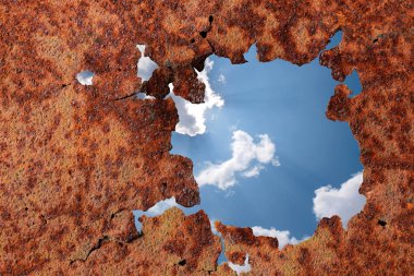 Mavi gökyüzü ve bulutlar bir metal duvar tatilinde