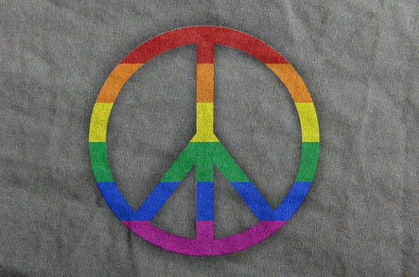 Gökkuşağı Renkli Tekstil Arka Plan Üzerinde Barış Işareti — Stok fotoğraf