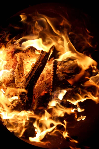 Verkohltes Holz Und Helle Flammen Auf Dunklem Hintergrund — Stockfoto