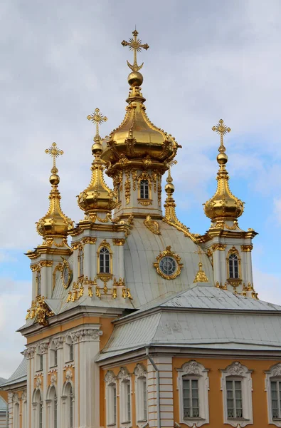 Costruzione Vecchia Chiesa Con Cupola Dorata Contro Cielo Blu — Foto Stock