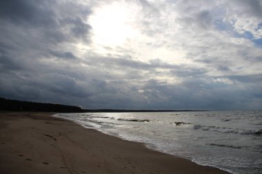 Büyük dalgalar deniz ve kumsal