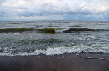 Büyük dalgalar deniz ve kumsal