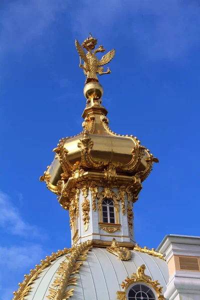 Edificio Iglesia Antigua Con Cúpula Dorada Contra Cielo Azul — Foto de Stock