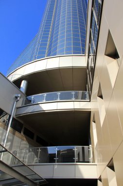 Modern uzun cam ve metal yapı