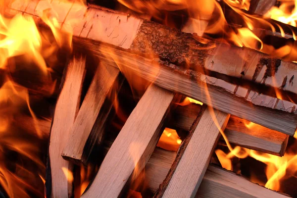 Feuer Mit Rauch Auf Birkenholz Und Kohle — Stockfoto