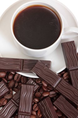 Kahve çekirdekleri ve beyaz arka plan üzerinde tatlı çikolata