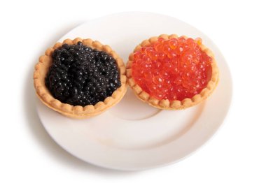 Beyaz bir arka plan üzerine bir tabak içinde balık havyar