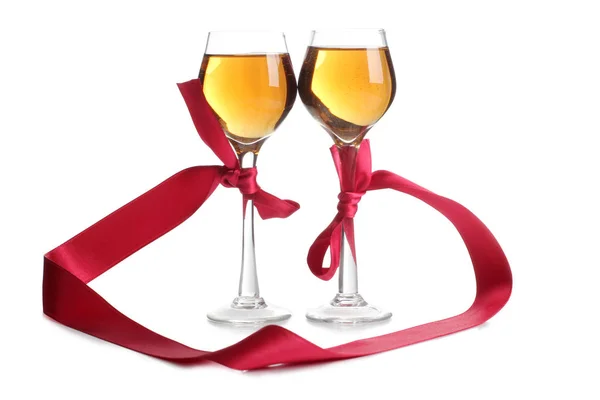 酒杯和白色背景上的红丝带 — 图库照片