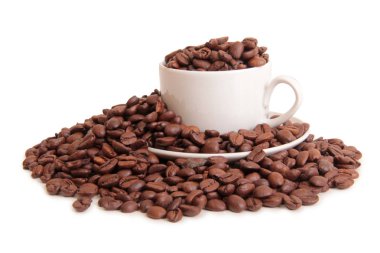 Kahve çekirdekleri ve beyaz arka plan üzerinde beyaz bir fincan