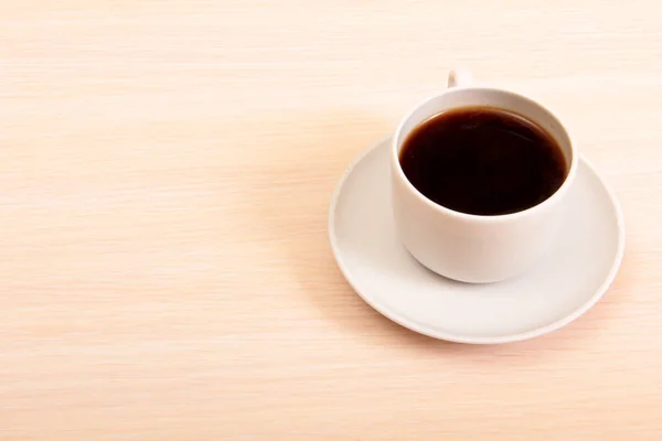 Kahve Çekirdekleri Tablo Üzerinde Beyaz Bir Fincan — Stok fotoğraf