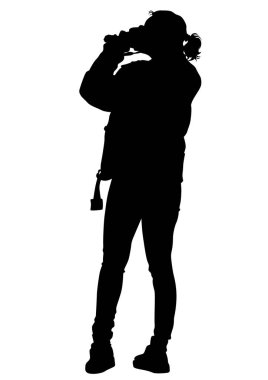 Beyaz bir arka plan üzerinde kamera ile genç kadın