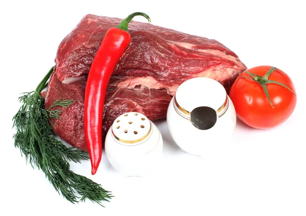 Carne Crua Fresca Pimenta Vermelha Fundo Branco — Fotografia de Stock