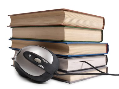 Kitap ve bilgisayar fare beyaz arka plan üzerinde      