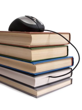 Kitap ve bilgisayar fare beyaz arka plan üzerinde      