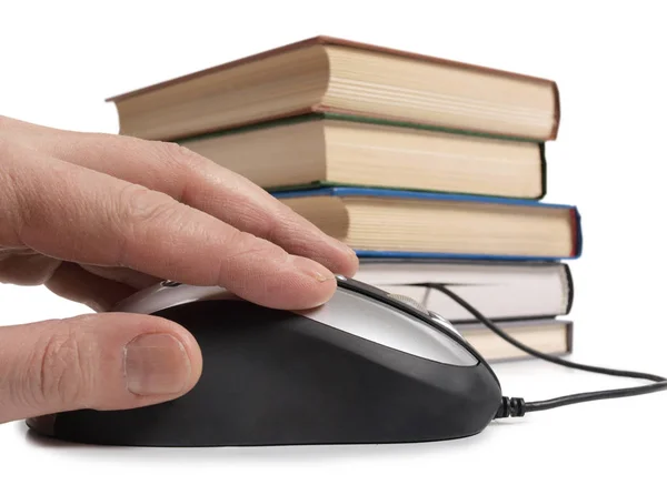 スタックの本と白い背景をコンピューターのマウス — ストック写真