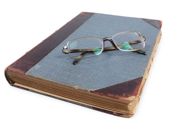 Старая Классическая Книга Очки Белом Фоне — стоковое фото