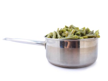 Beyaz arka planda yeşil bezelyeler   