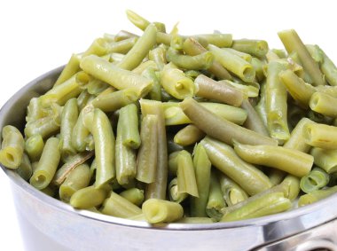 Beyaz arka planda yeşil bezelyeler   