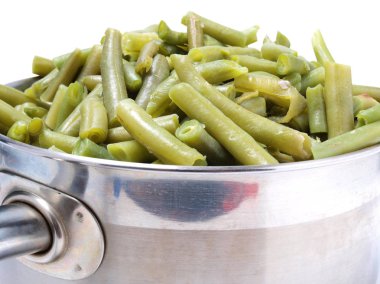 Beyaz arka planda yeşil bezelyeler   