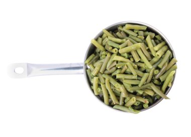 Beyaz arka planda yeşil bezelyeler   