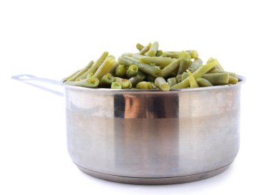 Beyaz arka planda yeşil bezelyeler   