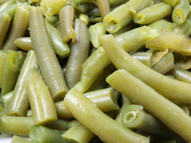 Beyaz arka planda yeşil bezelyeler   