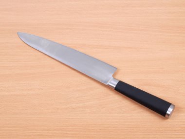 Ahşap arka plan üzerinde metal mutfak bıçağı       
