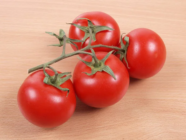 Rote Tomate Auf Holztisch — Stockfoto