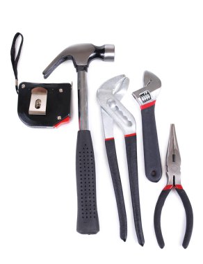 Metal tornavida ve beyaz arka plan üzerinde çekiç     