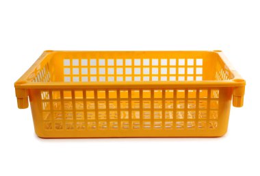 Beyaz arka plan üzerinde renkli plastik sepet