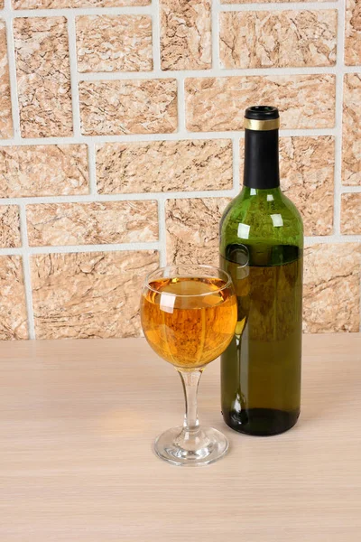 ワインのボトルとレンガ壁の背景にガラス — ストック写真
