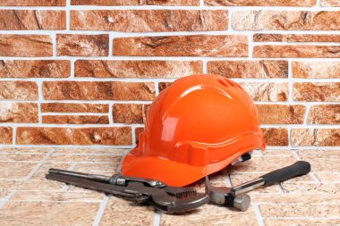 Çekiç ve anahtar tuğla zemin üzerine