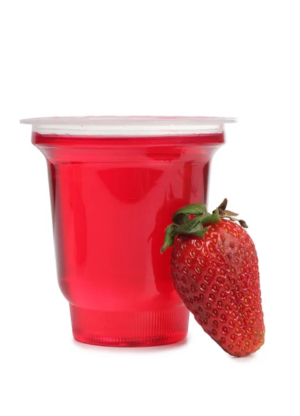 Marmelade Tasse Mit Roten Erdbeeren Auf Weißem Hintergrund — Stockfoto