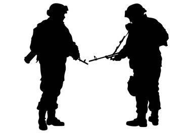 Beyaz arka plan üzerinde silahla üniformalı asker