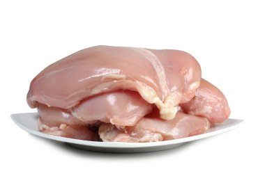 beyaz zemin üzerine çiğ tavuk et parçası