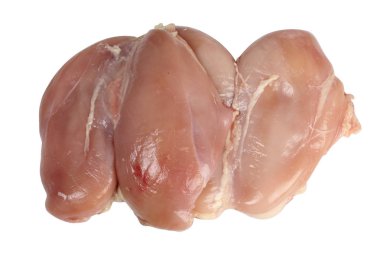 beyaz zemin üzerine çiğ tavuk et parçası