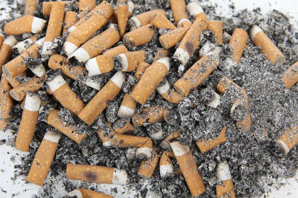 Aschenbecher Und Kolben Sigarette Auf Weißem Hintergrund — Stockfoto