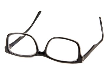 Adam beyaz arka planda siyah gözlük