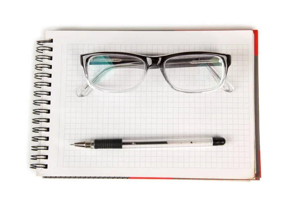 黒人男性のメガネとペン Blocknote — ストック写真